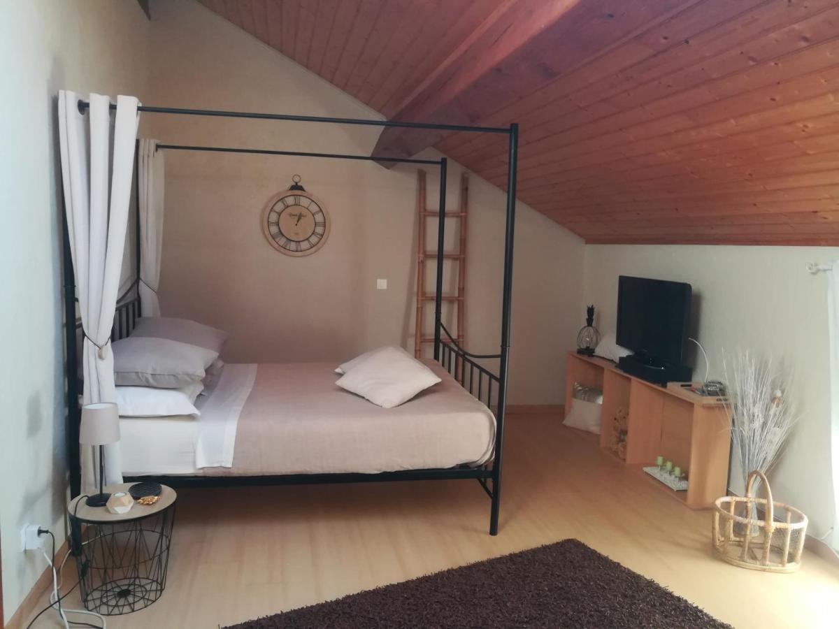 Au Monde De Maelle Bed & Breakfast Saint-Hippolyte  Exterior photo